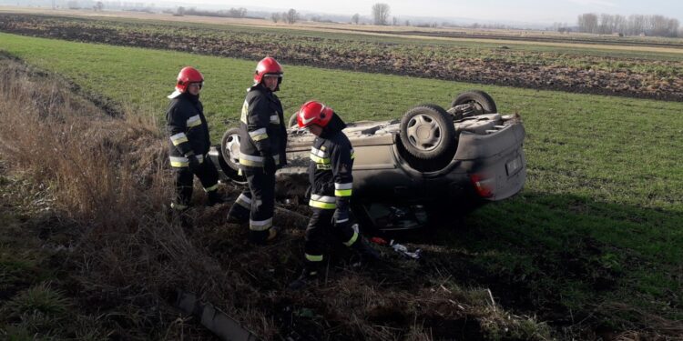 16.12.2019 Gacki. Dachowanie samochodu / KP PSP Pińczów