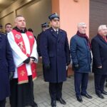 07.12.2019. Gadka, gm. Mirzec. Przekazanie wozu strażackiego. Na zdjęciu (od lewej): Wiesław Ungier - komendant powiatowy Państwowej Straży Pożarnej, ksiądz Henryk Wólczyński, Krzysztof Ciosek - komendant wojewódzki PSP, Andrzej Bętkowski - marszałek województwa świętokrzyskiego, Krzysztof Lipiec - poseł PiS, Sławomir Zięba - zastępca komendanta powiatowego PSP, Andrzej Pruś - przewodniczący sejmiku województwa świętokrzyskiego, Mirosław Seweryn - wójt gminy Mirzec / Anna Głąb / Radio Kielce