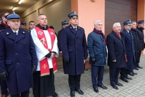 07.12.2019. Gadka, gm. Mirzec. Przekazanie wozu strażackiego. Na zdjęciu (od lewej): Wiesław Ungier - komendant powiatowy Państwowej Straży Pożarnej, ksiądz Henryk Wólczyński, Krzysztof Ciosek - komendant wojewódzki PSP, Andrzej Bętkowski - marszałek województwa świętokrzyskiego, Krzysztof Lipiec - poseł PiS, Sławomir Zięba - zastępca komendanta powiatowego PSP, Andrzej Pruś - przewodniczący sejmiku województwa świętokrzyskiego, Mirosław Seweryn - wójt gminy Mirzec / Anna Głąb / Radio Kielce