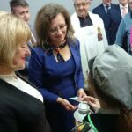 16.12.2019 Starachowice. Otwarcie biura poselskiego Agaty Wojtyszek. Na zdjęciu (od lewej): Lidia Dziura - dyrektor biura poselskiego Agaty Wojtyszek, poseł Bartłomiej Dorywalski, poseł Agata Wojtyszek i ks. Stanisław Pindera / Anna Głąb / Radio Kielce