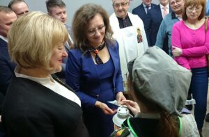 16.12.2019 Starachowice. Otwarcie biura poselskiego Agaty Wojtyszek. Na zdjęciu (od lewej): Lidia Dziura - dyrektor biura poselskiego Agaty Wojtyszek, poseł Bartłomiej Dorywalski, poseł Agata Wojtyszek i ks. Stanisław Pindera / Anna Głąb / Radio Kielce