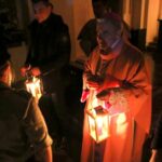 15.12.2019 Sandomierz. Biskup Krzysztof Nitkiewicz przekazuje Betlejemskie Światło Pokoju / ks. Tomasz Lis / Kuria diecezjalna w Sandomierzu