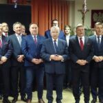 22.12.2019 Ostrowiec Świętokrzyski. Spotkanie opłatkowe PiS. Na zdjęciu od lewej: Andrzej Bętkowski - marszałek województwa świętokrzyskiego, Zbigniew Koniusz - wojewoda świętokrzyski, Marek Kwitek - poseł PiS, Krzysztof Lipiec - poseł PiS, Andrzej Kryj - poseł PiS, Andrzej Pruś - przewodniczący Sejmiku Województwa Świętokrzyskiego / Emilia Sitarska / Radio Kielce