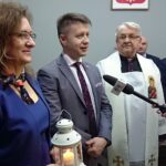 16.12.2019 Starachowice. Otwarcie biura poselskiego Agaty Wojtyszek. Na zdjęciu (od lewej): poseł Agata Wojtyszek, poseł Bartłomiej Dorywalski, ks. Stanisław Pindera i senator Krzysztof Słoń / Anna Głąb / Radio Kielce