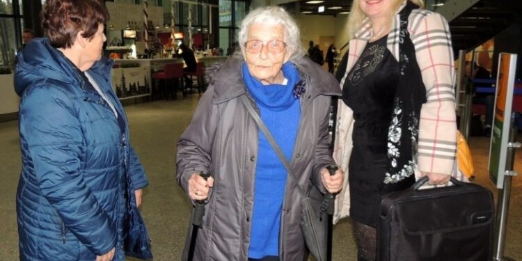 Dla pani Aurelii z Torunia, wiek 102 lata nie stanowi przeszkody przed podróżowaniem. Właśnie poleciała do Warszawy / Radio PiK