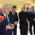 24.12.2019 Starachowice. Opłatek PiS. Na zdjęciu: poseł Krzysztof Lipiec, wojewoda Zbigniew Koniusz, ojciec Marian Puchała, dyrektor WORD Zbigniew Duda / Anna Głąb / Radio Kielce