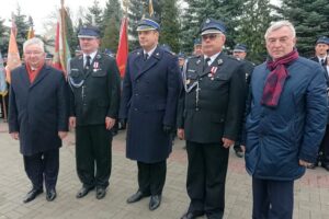 07.12.2019. Gadka, gm. Mirzec. Przekazanie wozu strażackiego. Na zdjęciu (od lewej): Krzysztof Lipiec - poseł PiS, druh Marek Łabędzki, Krzysztof Ciosek - komendant wojewódzki PSP, druh Wojciech Derlatka, Andrzej Bętkowski - marszałek województwa świętokrzyskiego / Anna Głąb / Radio Kielce