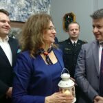 16.12.2019 Starachowice. Otwarcie biura poselskiego Agaty Wojtyszek. Na zdjęciu (od lewej): Marek Materek - prezydent Starachowic, poseł Agata Wojtyszek, Sławomir Zięba - zastępca komendanta powiatowego PSP w Starachowicach i poseł Bartłomiej Dorywalski / Anna Głąb / Radio Kielce