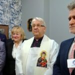 16.12.2019 Starachowice. Otwarcie biura poselskiego Agaty Wojtyszek. Na zdjęciu (od lewej): poseł Bartłomiej Dorywalski, Lidia Dziura - dyrektor biura poselskiego Agaty Wojtyszek, ks. Stanisław Pindera, senator Krzysztof Słoń / Anna Głąb / Radio Kielce