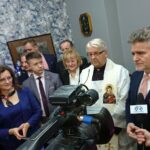 16.12.2019 Starachowice. Otwarcie biura poselskiego Agaty Wojtyszek. Na zdjęciu (od lewej): Marek Materek - prezydent Starachowic, poseł Agata Wojtyszek, poseł Bartłomiej Dorywalski, Lidia Dziura - dyrektor biura poselskiego Agaty Wojtyszek, ks. Stanisław Pindera i senator Krzysztof Słoń / Anna Głąb / Radio Kielce