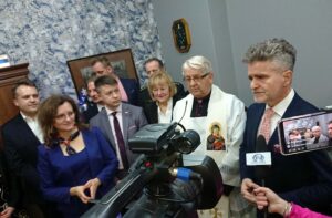 16.12.2019 Starachowice. Otwarcie biura poselskiego Agaty Wojtyszek. Na zdjęciu (od lewej): Marek Materek - prezydent Starachowic, poseł Agata Wojtyszek, poseł Bartłomiej Dorywalski, Lidia Dziura - dyrektor biura poselskiego Agaty Wojtyszek, ks. Stanisław Pindera i senator Krzysztof Słoń / Anna Głąb / Radio Kielce