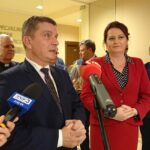 24.12.2019 Starachowice. Opłatek PiS. Na zdjęciu przewodniczący sejmiku województwa świętokrzyskiego Andrzej Pruś, radna Magdalena Zieleń / Anna Głąb / Radio Kielce