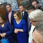 16.12.2019 Starachowice. Otwarcie biura poselskiego Agaty Wojtyszek. Na zdjęciu (od lewej): Marek Materek - prezydent Starachowic, poseł Agata Wojtyszek, Łukasz Korus, wiceminister Anna Krupka, Ryszard Gliwiński - prezes WFOŚiGW w Kielcach, poseł Bartłomiej Dorywalski i ks. Stanisław Pindera / Anna Głąb / Radio Kielce