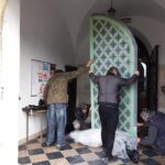 03.12.2019 Skalbmierz. Prace montażowe odnowionych metalowych drzwi w skalbmierskiej kolegiacie / ksiądz Marian Fatyga