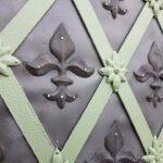 03.12.2019 Skalbmierz. Prace montażowe odnowionych metalowych drzwi w skalbmierskiej kolegiacie / ksiądz Marian Fatyga