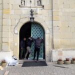 03.12.2019 Skalbmierz. Prace montażowe odnowionych metalowych drzwi w skalbmierskiej kolegiacie / ksiądz Marian Fatyga