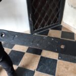 03.12.2019 Skalbmierz. Prace montażowe odnowionych metalowych drzwi w skalbmierskiej kolegiacie / ksiądz Marian Fatyga