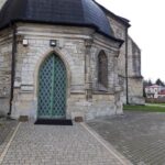 03.12.2019 Skalbmierz. Prace montażowe odnowionych metalowych drzwi w skalbmierskiej kolegiacie / ksiądz Marian Fatyga