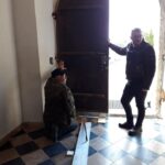 03.12.2019 Skalbmierz. Prace montażowe odnowionych metalowych drzwi w skalbmierskiej kolegiacie / ksiądz Marian Fatyga