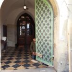 03.12.2019 Skalbmierz. Prace montażowe odnowionych metalowych drzwi w skalbmierskiej kolegiacie / ksiądz Marian Fatyga