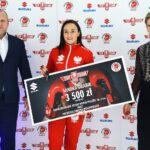 Na zdjęciu (od lewej): Grzegorz Nowaczek - prezes Polskiego Związku Bokserskiego i Dorota Drelich z Suzuki Motor Poland oraz Sandra Drabik / Polski Związek Bokserski
