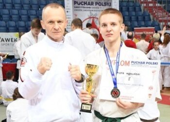 Piotr Węgliński z trenerem Andrzejem Horną / Klub Karate Morawica i Piekoszów / facebook