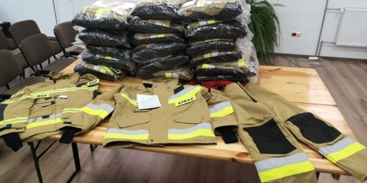 Specjalistyczne ubrania dla strażaków OSP z terenu gminy Opatowiec / Sławomir Kowalczyk