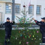 22.12.2019. Końskie. Odblaskowa choinka przed Komendą Powiatową Policji w Końskich / Świętokrzyska Policja