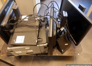 Zabezpieczone komputery w kantorze kryptowalut w Ostrowcu Świętokrzyskim / www.swietokrzyska.policja.gov.pl