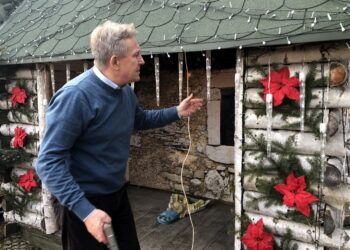 16.12.2019 Sandomierz. Szopka przy ul. Baczyńskiego. Na zdjęciu: Andrzej Bolewski - prezes Spółdzielni Budownictwa Mieszkaniowego „Sandomierz” / Grażyna Szlęzak-Wójcik / Radio Kielce