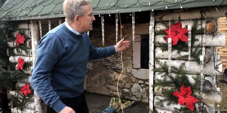 16.12.2019 Sandomierz. Szopka przy ul. Baczyńskiego. Na zdjęciu: Andrzej Bolewski - prezes Spółdzielni Budownictwa Mieszkaniowego „Sandomierz” / Grażyna Szlęzak-Wójcik / Radio Kielce