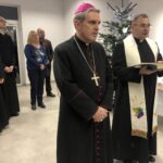 22.12.2019 Sandomierz. Spotkanie wigilijne osób bezdomnych i samotnych. Na zdjęciu biskup Krzysztof Nitkiewicz i ksiądz Bogusław Pitucha - dyrektor Caritas Diecezji Sandomierskiej / Grażyna Szlęzak-Wójcik / Radio Kielce