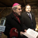 22.12.2019 Sandomierz. Żywa szopka. Na zdjęciu biskup Krzysztof Nitkiewicz i przewodniczący Rady Miasta Wojciech Czerwiec / Grażyna Szlęzak-Wójcik / Radio Kielce