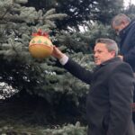 15.12.2019. Staszów. Ubieranie choinki na Rynku. Na zdjęciu (od lewej): Leszek Kopeć - burmistrz Staszowa i Józef Żółciak -  starosta staszowski / Grażyna-Szlęzak-Wójcik / Radio Kielce