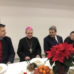 22.12.2019 Sandomierz. Spotkanie wigilijne osób bezdomnych i samotnych. Na zdjęciu burmistrz Marcin Marzec, biskup Krzysztof Nitkiewicz, przewodniczący Rady Miasta - Wojciech Czerwiec z żoną Lidią / Grażyna Szlęzak-Wójcik / Radio Kielce