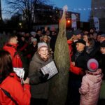 20.12.2019. Kielce. Akcja rozdawania choinek słuchaczom Radia Kielce / Jarosław Kubalski / Radio Kielce