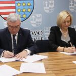 12.12.2019 Kielce. Podpisanie umów na utworzenie nowych świetlic środowiskowych oraz uruchomienie Punktów Wsparcia Rodziny. Umowy z beneficjantami podpisali marszałek Andrzej Bętkowski i wicemarszałek Renata Janik / www.swietokrzyskie.pro