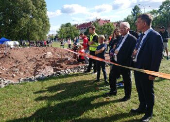 14.09.2019 Kielce. Zawody European Rover Challenge. Na zdjęciu od lewej: Krzysztof Lipiec - poseł PiS, Andrzej Pruś - przewodniczący Sejmiku Województwa Świętokrzyskiego / Dorota Klusek / Radio Kielce