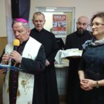 24.12.2019. Starachowice. Wigilia dla potrzebujących. Na zdjęciu (od lewej): bp Henryk Tomasik - ordynariusz diecezji radomskiej i Agata Wojtyszek - poseł PiS / Anna Głąb / Radio Kielce