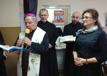 24.12.2019. Starachowice. Wigilia dla potrzebujących. Na zdjęciu (od lewej): bp Henryk Tomasik - ordynariusz diecezji radomskiej i Agata Wojtyszek - poseł PiS / Anna Głąb / Radio Kielce