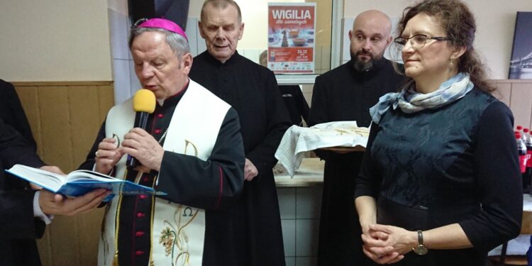 24.12.2019. Starachowice. Wigilia dla potrzebujących. Na zdjęciu (od lewej): bp Henryk Tomasik - ordynariusz diecezji radomskiej i Agata Wojtyszek - poseł PiS / Anna Głąb / Radio Kielce