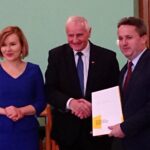 16.12.2019 Staszów. Podpisanie umów na przekazanie unijnych pieniędzy dla trzech świętokrzyskich samorządów. Na zdjęciu (od lewej): wiceminister Anna Krupka, Marek Jońca - członek zarządu województwa i Leszek Kopeć - burmistrz Staszowa / Michał Kita / Radio Kielce