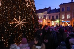 06.12.2019 Kielce. Świąteczna choinka rozbłysła na Rynku / Mateusz Kaczmarczyk / Radio Kielce