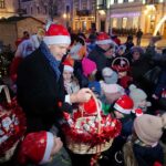 06.12.2019 Kielce. Świąteczna choinka rozbłysła na Rynku. Prezenty rozdaje prezydent Bogdan Wenta / Mateusz Kaczmarczyk / Radio Kielce