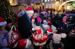 06.12.2019 Kielce. Świąteczna choinka rozbłysła na Rynku. Prezenty rozdaje prezydent Bogdan Wenta / Mateusz Kaczmarczyk / Radio Kielce