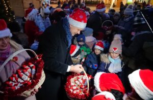 06.12.2019 Kielce. Świąteczna choinka rozbłysła na Rynku. Prezenty rozdaje prezydent Bogdan Wenta / Mateusz Kaczmarczyk / Radio Kielce