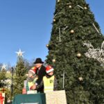 05.12.2019. Końskie. Zapalenie lampek na choince przed siedzibą urzędu miasta. Na zdjęciu: Krzysztof Obratański - burmistrz Końskich / Magdalena Galas-Klusek / Radio Kielce