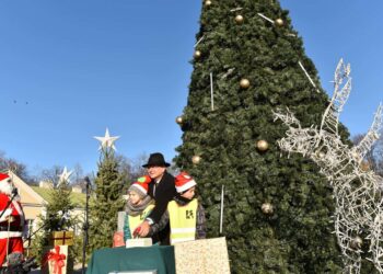 05.12.2019. Końskie. Zapalenie lampek na choince przed siedzibą urzędu miasta. Na zdjęciu: Krzysztof Obratański - burmistrz Końskich / Magdalena Galas-Klusek / Radio Kielce