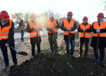 05.12.2019. Końskie. Budowa nowej drogi i ronda. Na zdjęciu (od lewej): Marek Kozerawski - sołtys Rogowa, Cezary Maliborski - naczelnik wydziału inwestycji w Końskich, Paweł Pisiałek - radny Końskich, Krzysztof Obratański - burmistrz Końskich i wykonawcy / Magdalena Galas-Klusek / Radio Kielce