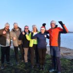 06.12.2019 Radoszyce. Wodowanie pływającego ogrodu. Na zdjęciu grupa morsów wraz z Michałem Pękalą - burmistrzem Radoszyc (trzeci od lewej) / Magdalena Galas-Klusek / Radio Kielce